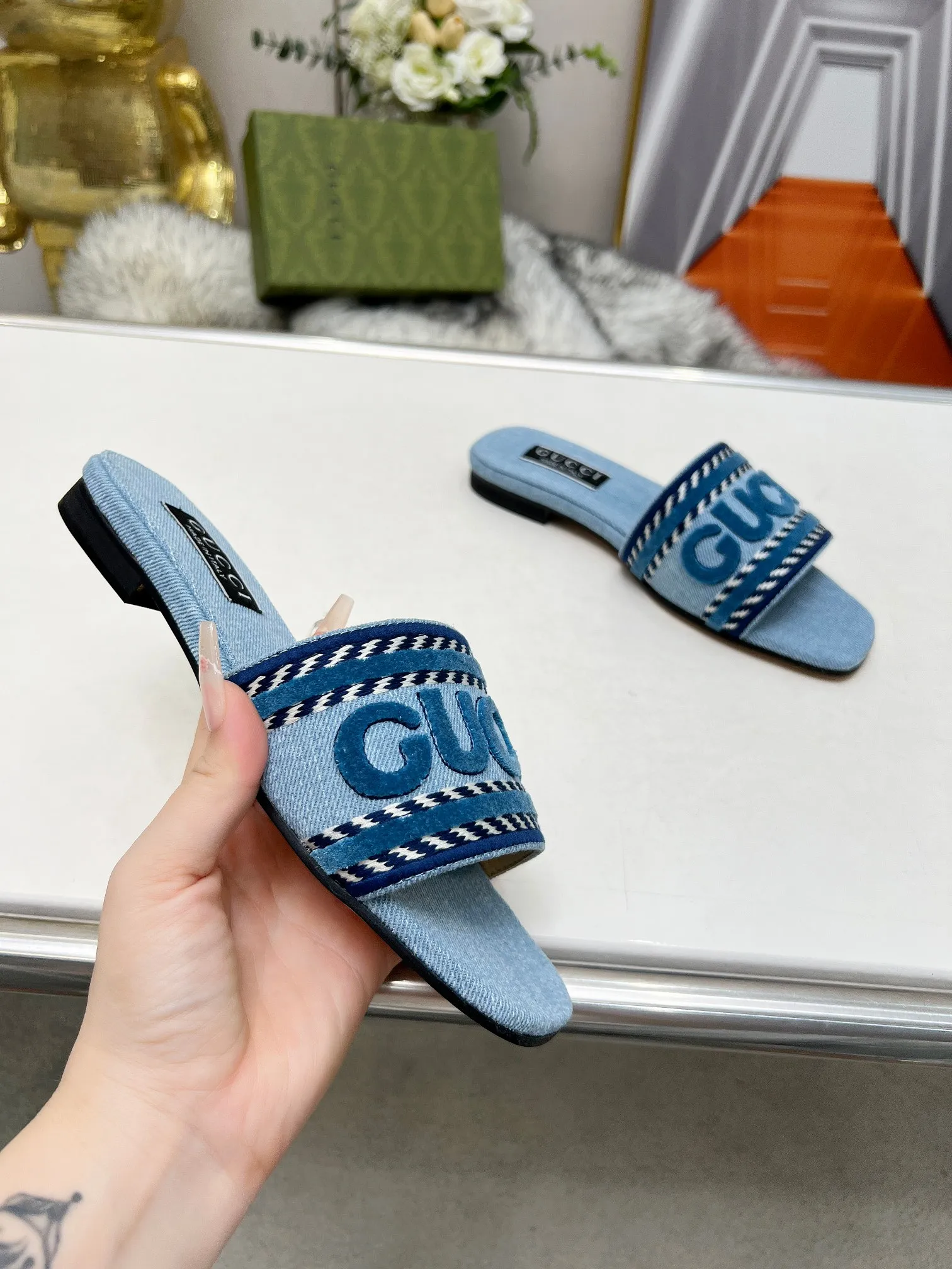 👟👟Ex-factory price 340👟👟 Genuine leather sole 200 Gucci 2024/Spring and summer new electric embroidery flat slippers hot style online —————————————— Perfect interpretation! The original development supports any comparison in the market! Carefully crafted materials! Months in the making! The pattern is extremely beautiful! Unique charm. The fabric is made from the original one-to-one ratio! Flash sale market free version! The thorn lines and three-dimensional effect are full! High-end and high-end Factory No.: 828-16 ꫛꫀꪝ Go➫ Materials: ❶ Upper: Electric embroidery environmentally friendly washed denim fabric ❷ Feet: imported sheepskin, lining sheepskin. ❸Outsole! Original Italian leather outsole ➕ Rubber outsole ........................................ ♡Size: 35-44 ♡Colour: 1cm